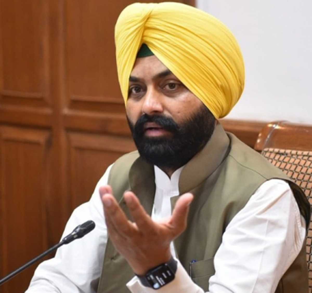 पंजाब सरकार ने बादल की बसों पर लगाया ब्रेक